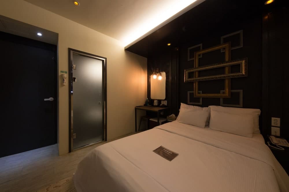 Achasan Station Wall Hotel