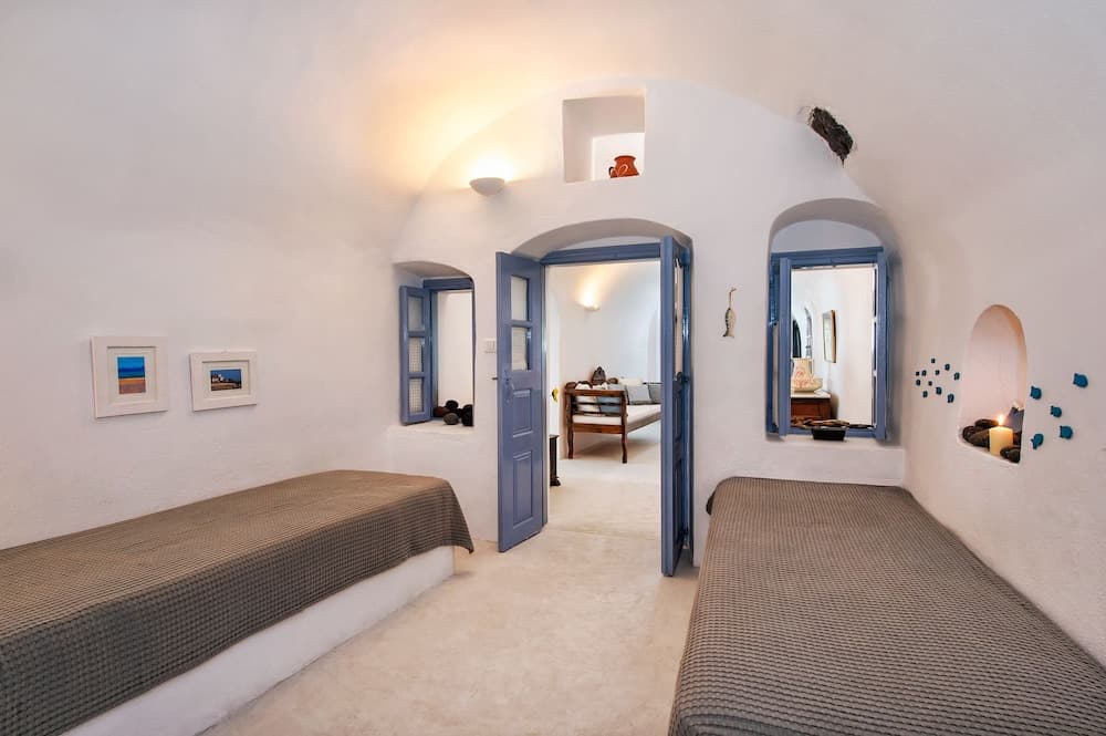 Skala Cave by Thireon