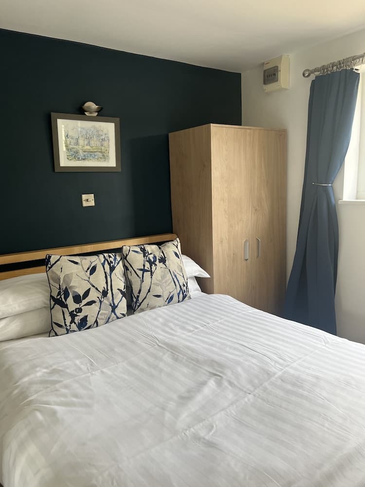 Priory Tearooms Burford With Rooms