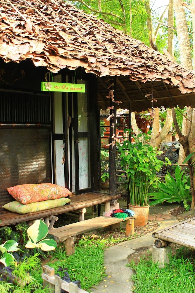 Khun Nai Tern Sai - Adults Only