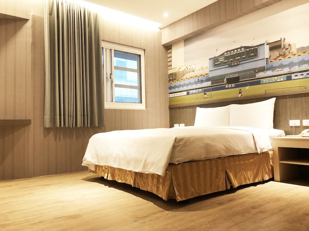 La Hotel - Baseball Theme Hall