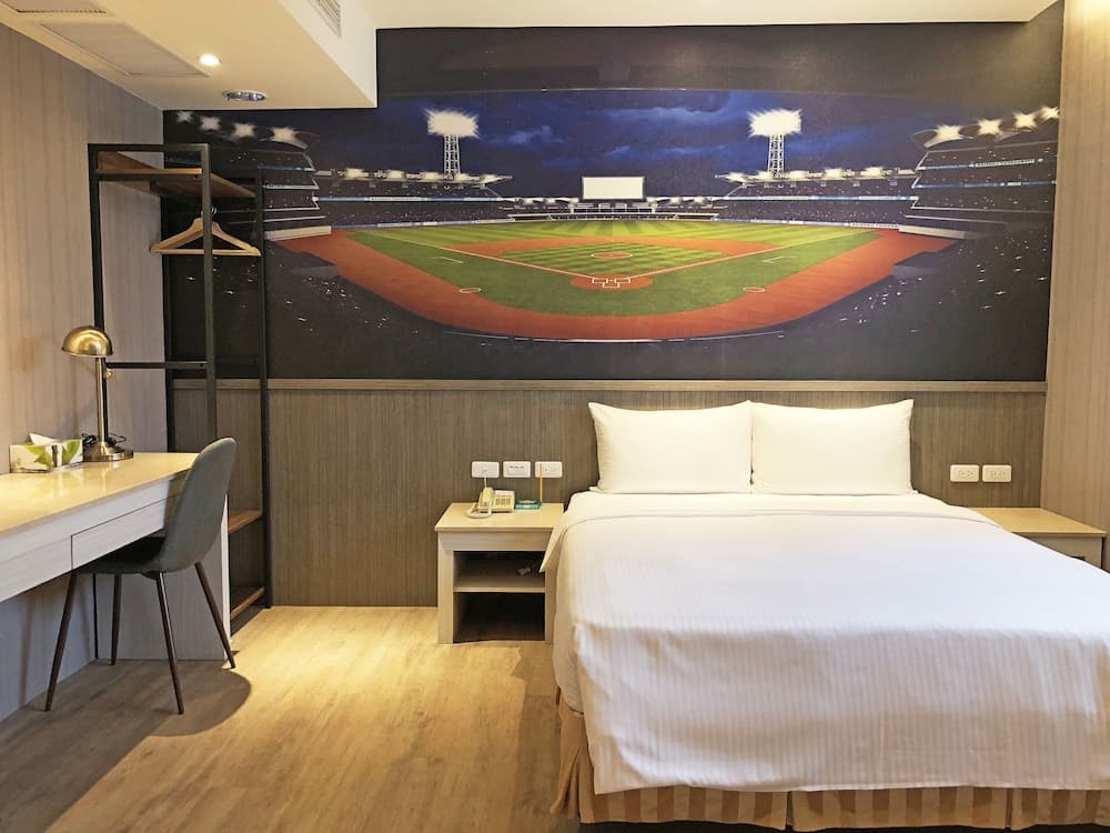 La Hotel - Baseball Theme Hall