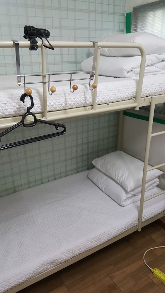 Cozzzy Guest House - Hostel