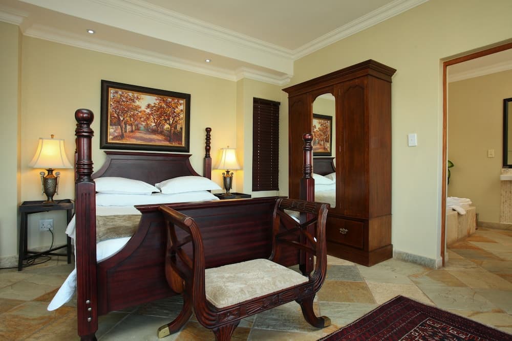 12 on Hillel Guest Manor