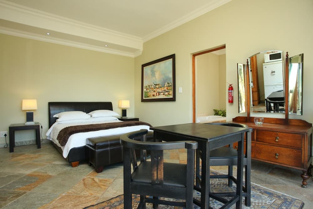 12 on Hillel Guest Manor