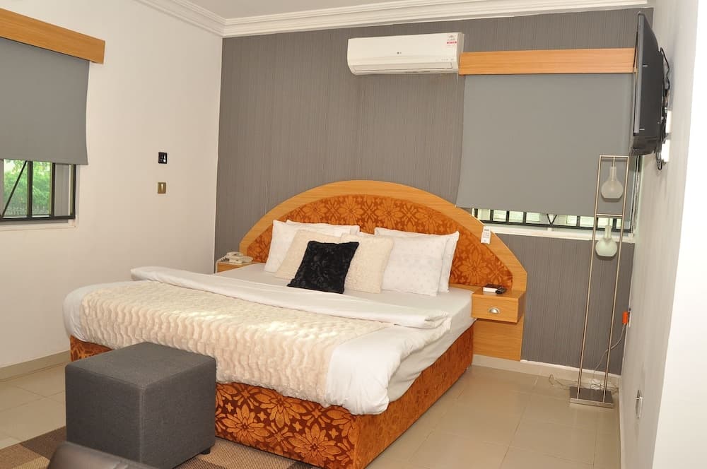 Ne-Yo Hotel and Suites