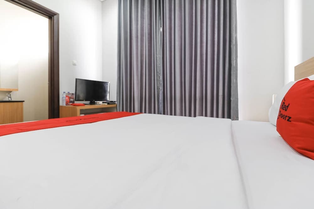 RedDoorz Plus @ Kelapa Dua Kebon Jeruk