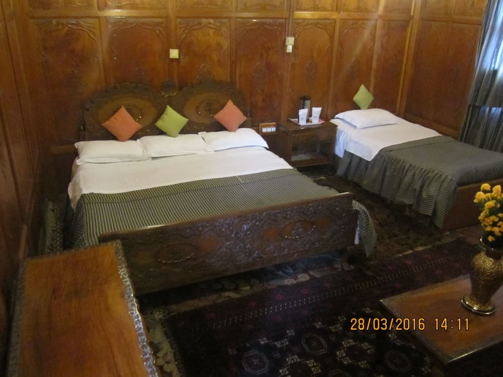 Zaffer Group of Houseboats