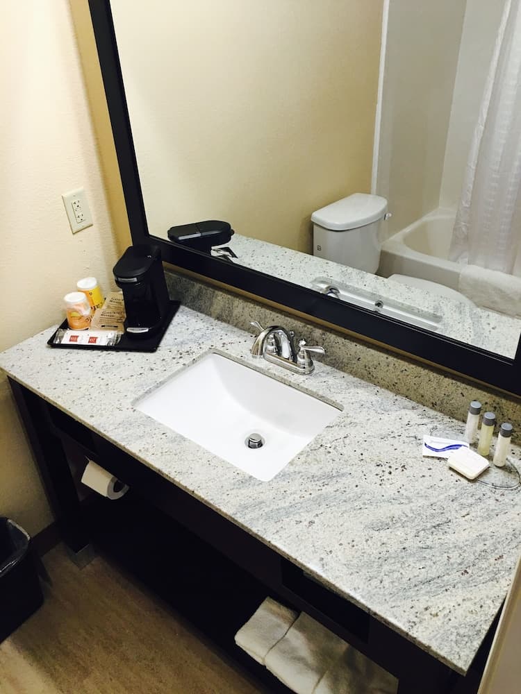 Days Inn & Suites by Wyndham Florence/Jackson Area