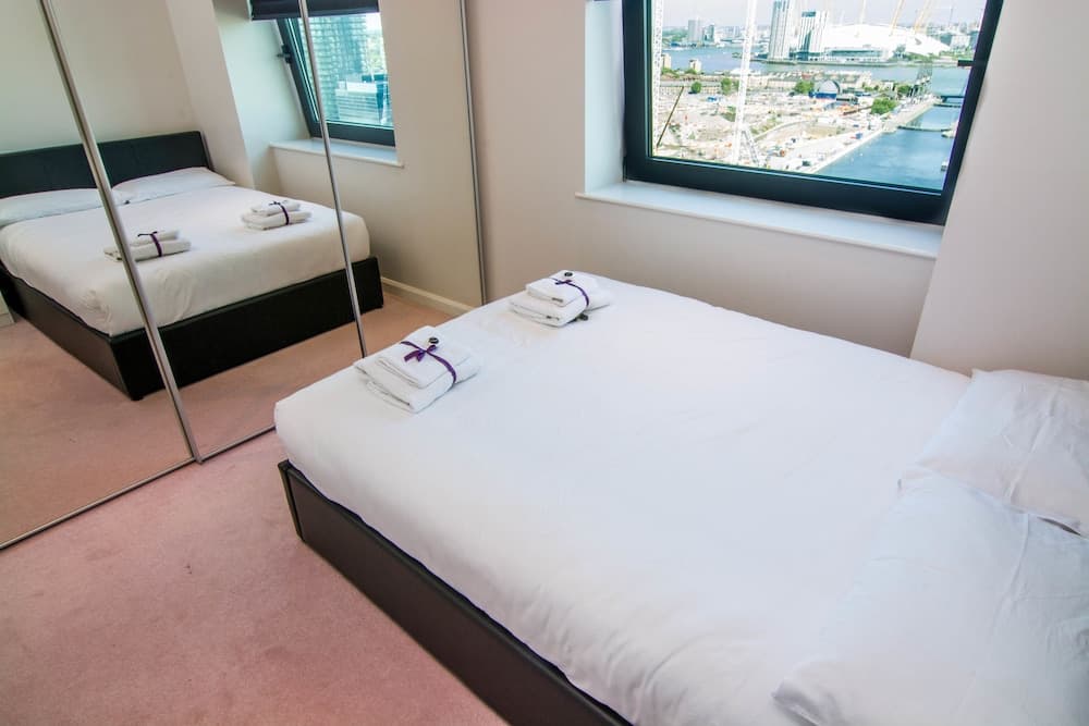 Canary Wharf - Corporate Riverside Apartments