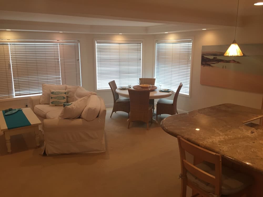 2 Bedroom Townhome 2 Mins. to the Beach