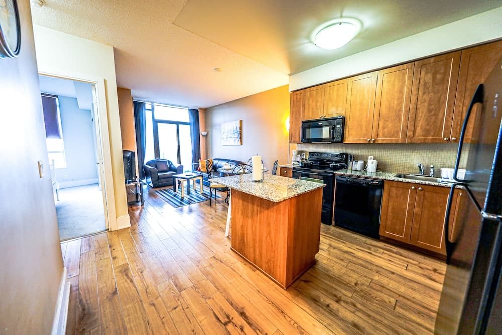 Lake View Luxury Condo by Elite Suites