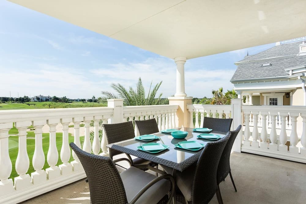 RVH 177 Centre Court Chic