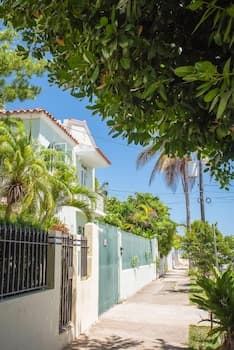 Numero Uno Beach Apartments