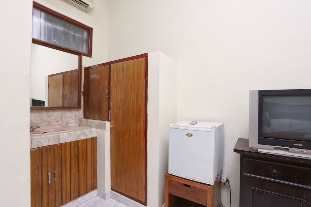 RedDoorz @ Poppies Lane 1