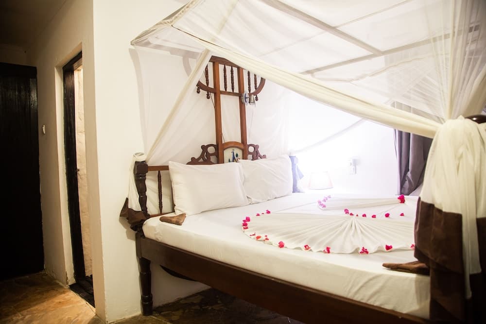 Moonshine Uroa Boutique Hotel