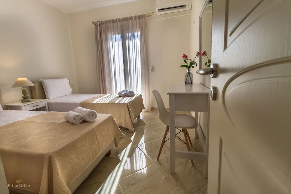 Iphimedeia Apartments & Suites