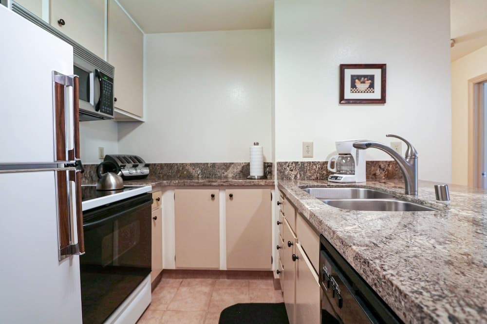 Summit 211 Spacious and Clean, Private Balcony, On Free Shuttle Route by RedAwning