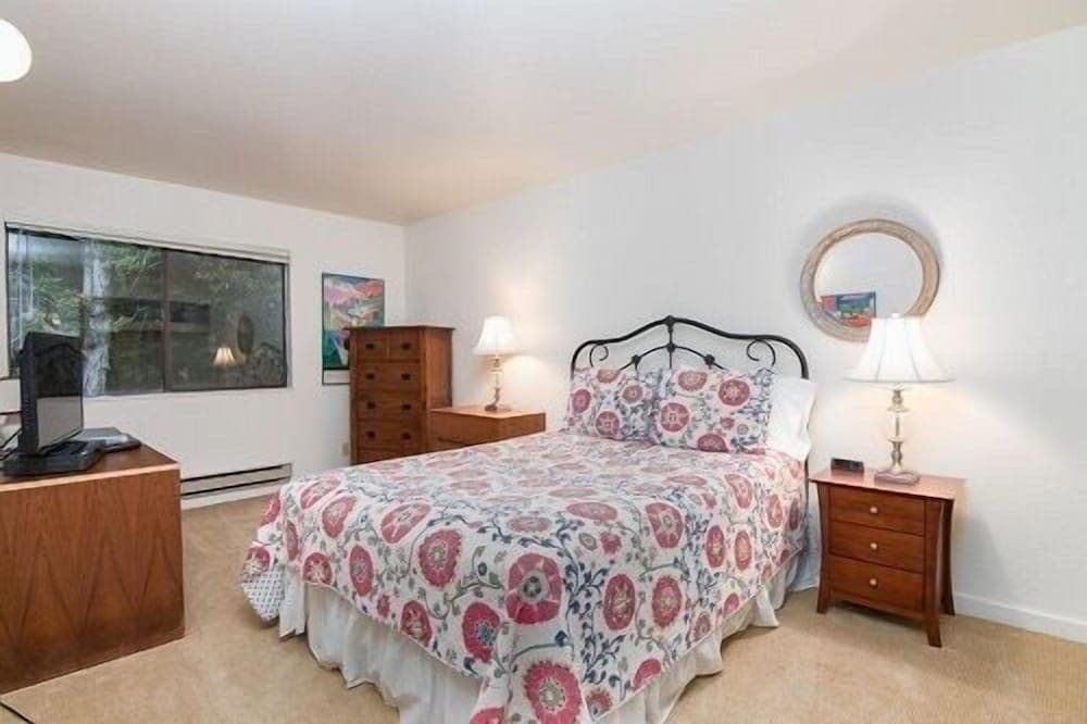 Madrone Meadow 5 Bedroom Home