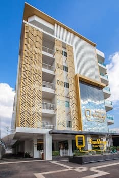 Gallery Lake View Hotel