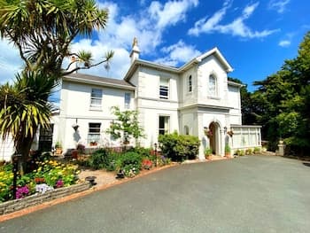 Muntham Holiday Apartments & Town House