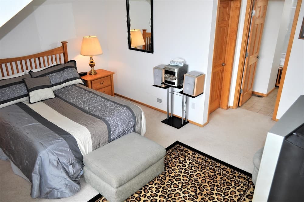 Forest Park 3 Bed 4 Bath Townhome