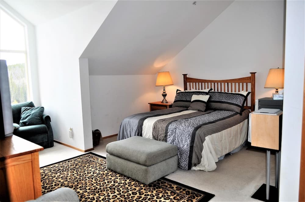 Forest Park 3 Bed 4 Bath Townhome