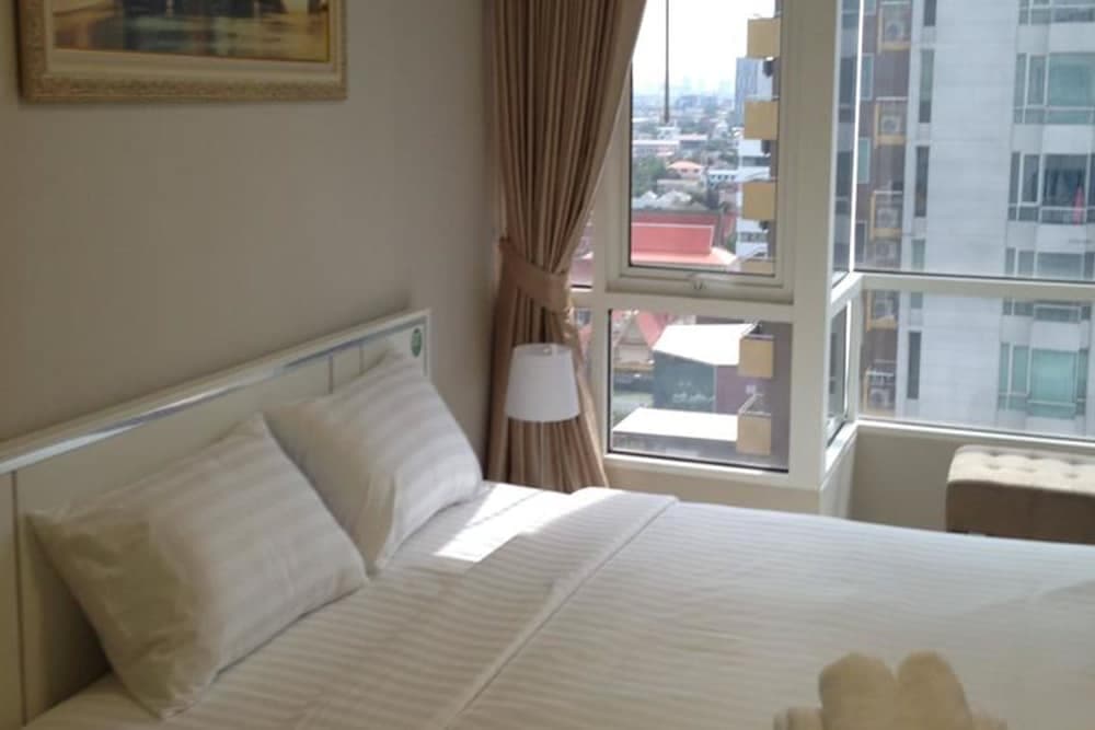 A Bed at Muangthong Thani