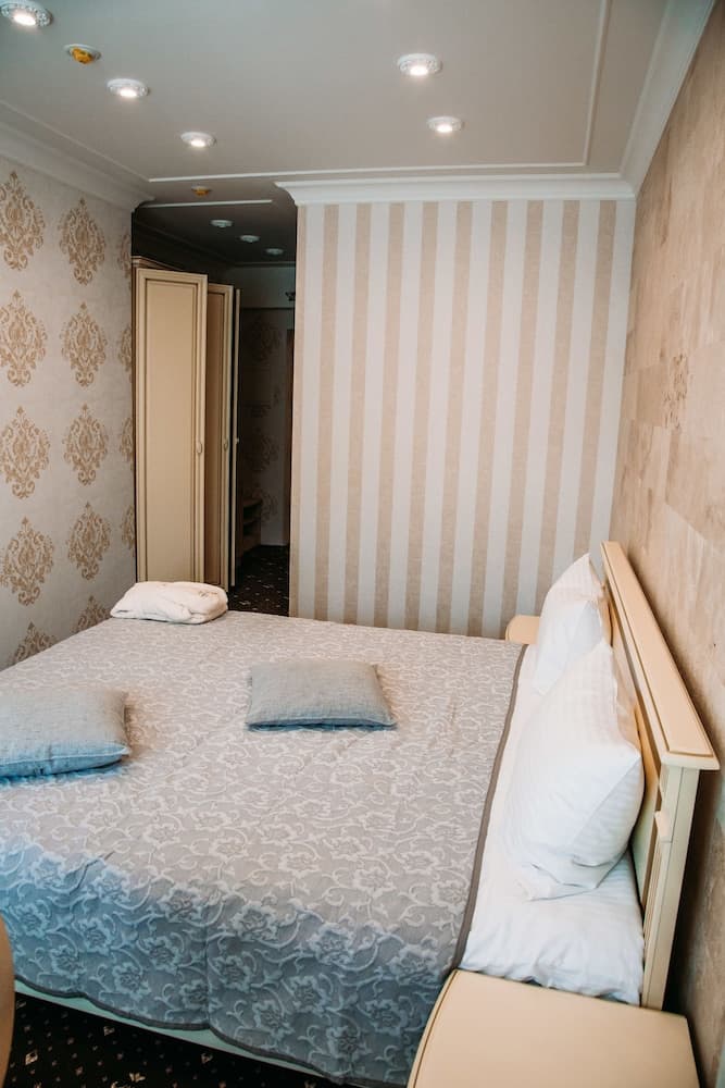 Vintage Hotel on French Boulevard