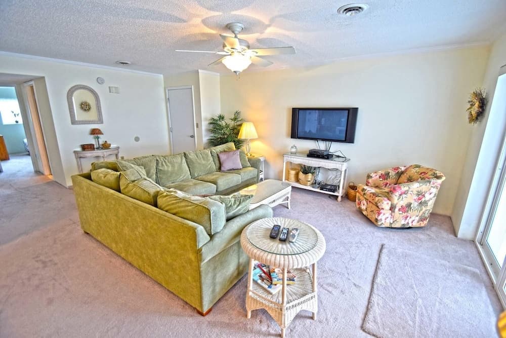 Harbour Island 403m 2 Bedroom Condo by RedAwning