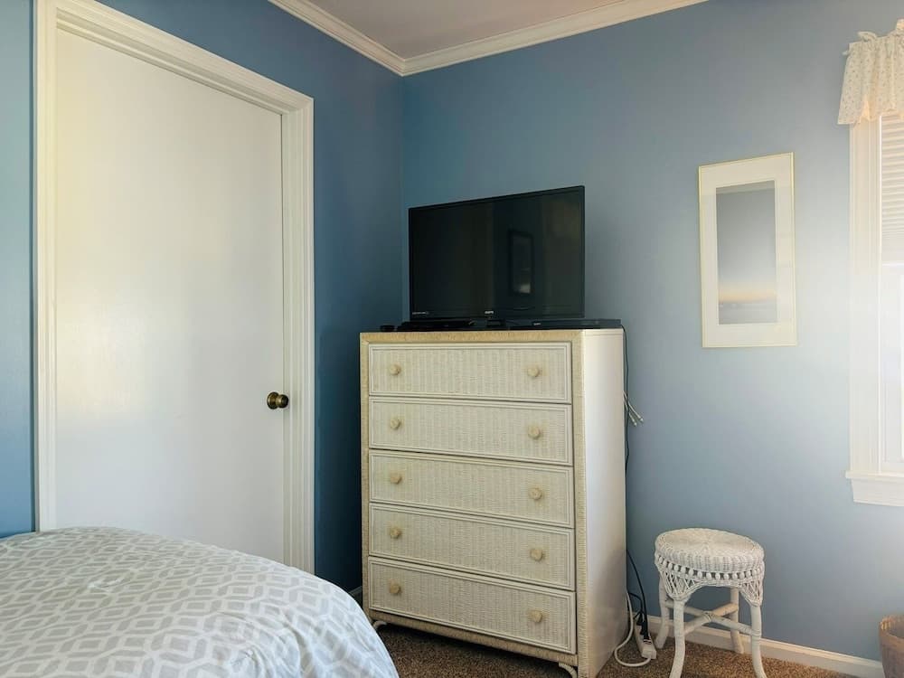 Clamelot 4 Bedroom Home by RedAwning