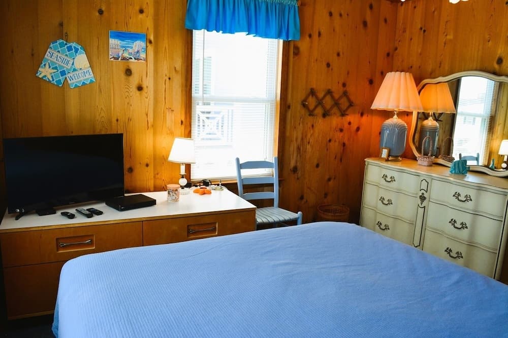 Do-little Dock 3 Bedroom Home by RedAwning