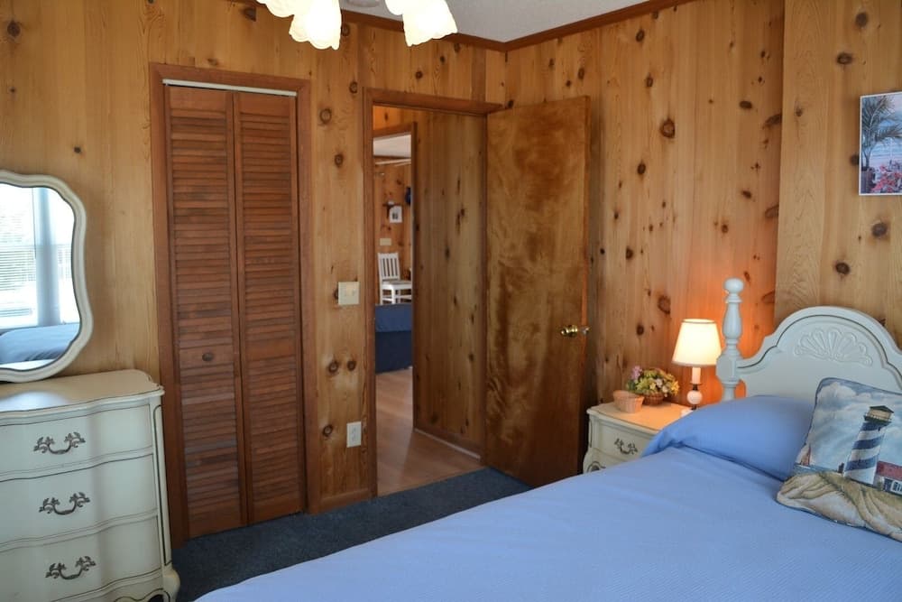 Do-little Dock 3 Bedroom Home by RedAwning