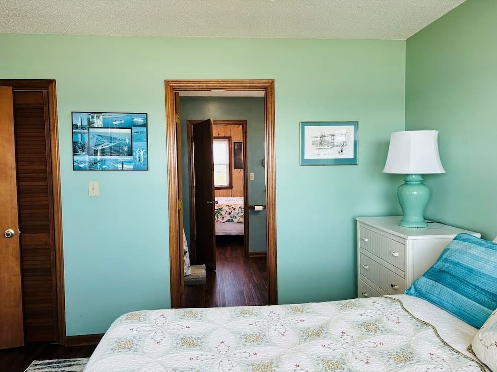 Great Place 5 Bedroom Home by RedAwning