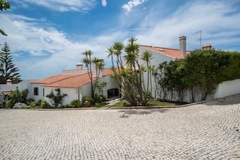 Ericeira Villa Surf Camp Hostel