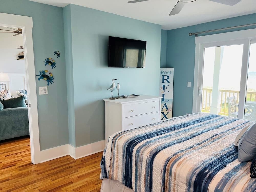 Holden R Breath 4 Bedroom Home by RedAwning