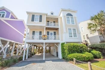 Paw-paw's Place 6 Bedroom Home by RedAwning