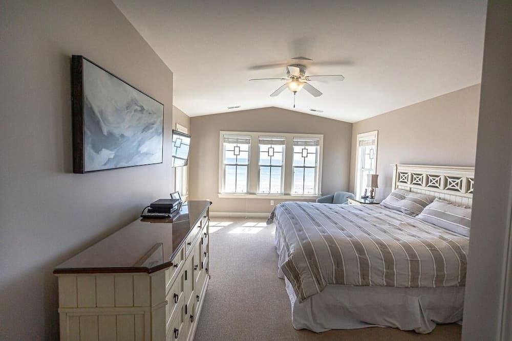 R & R By The Sea 4 Bedroom Home by RedAwning