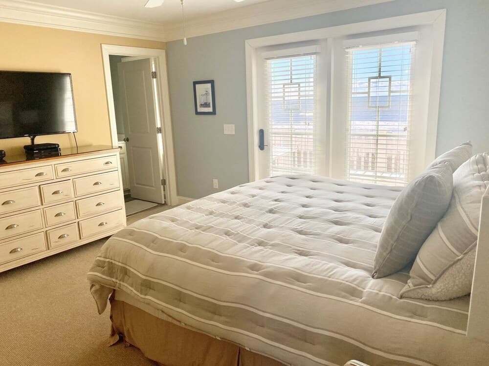 R & R By The Sea 4 Bedroom Home by RedAwning