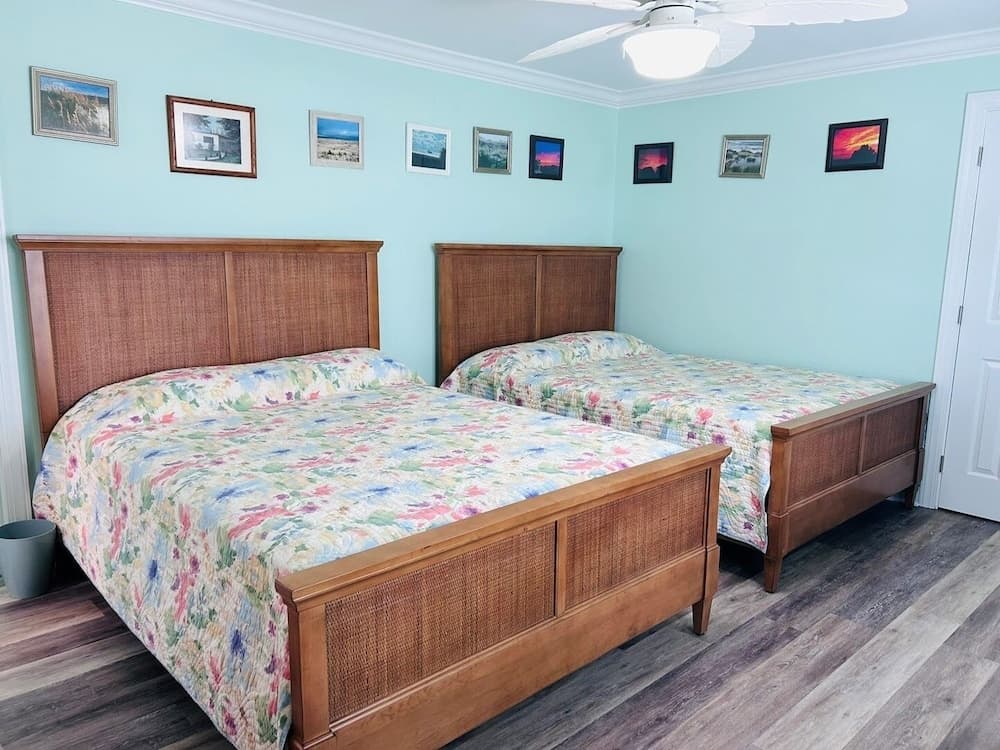 Serenity's Star 4 Bedroom Home by RedAwning