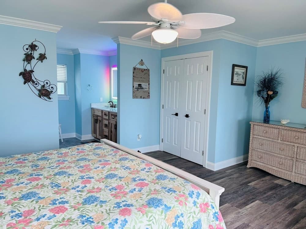 Serenity's Star 4 Bedroom Home by RedAwning