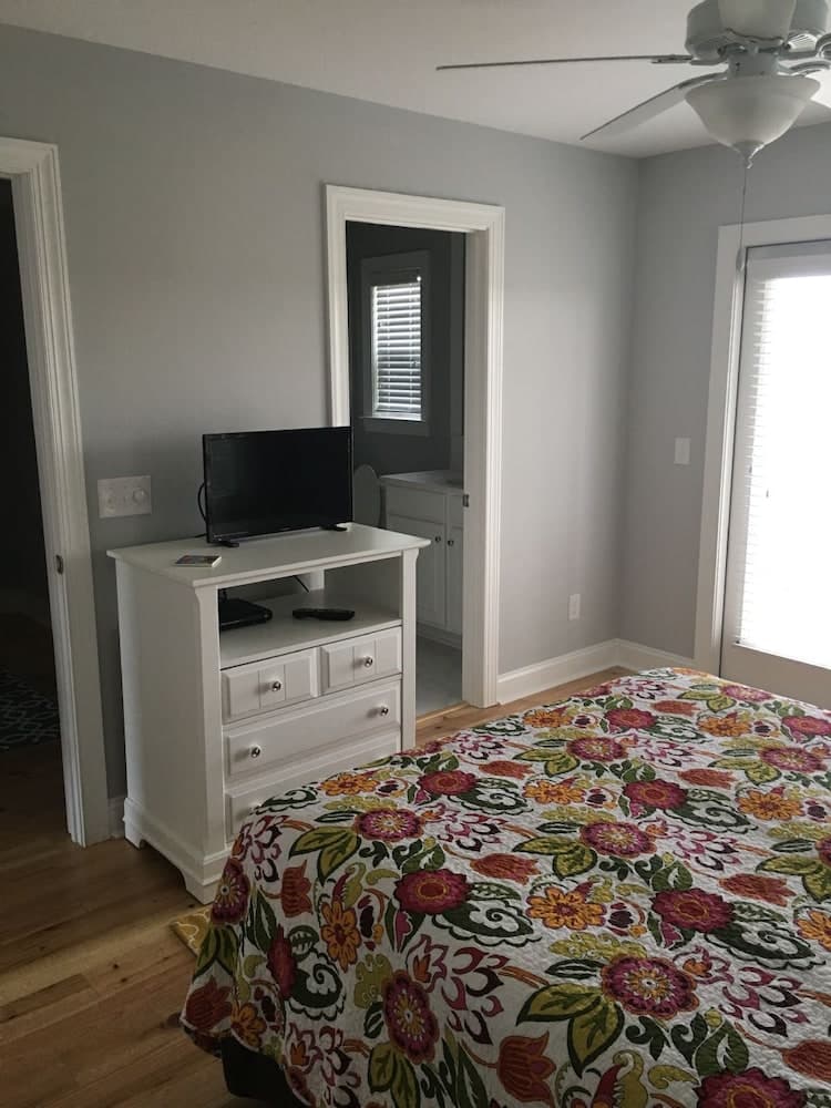 Best Day Ever 4 Bedroom Home by RedAwning