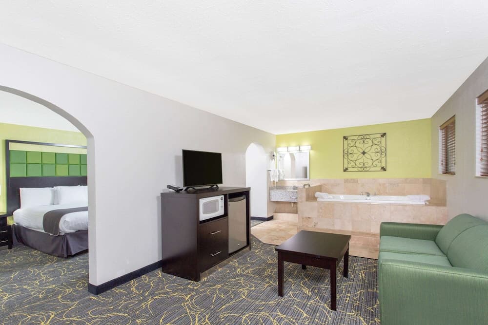 AmericInn by Wyndham Delafield-Waukesha-Milwaukee