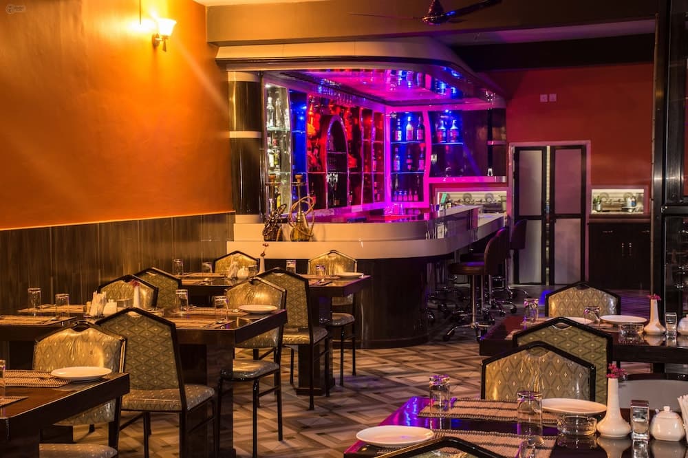 Hotel Seven Lake Paradise