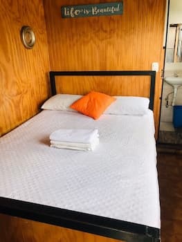 Feathers Hotel and Lounge - Hostel