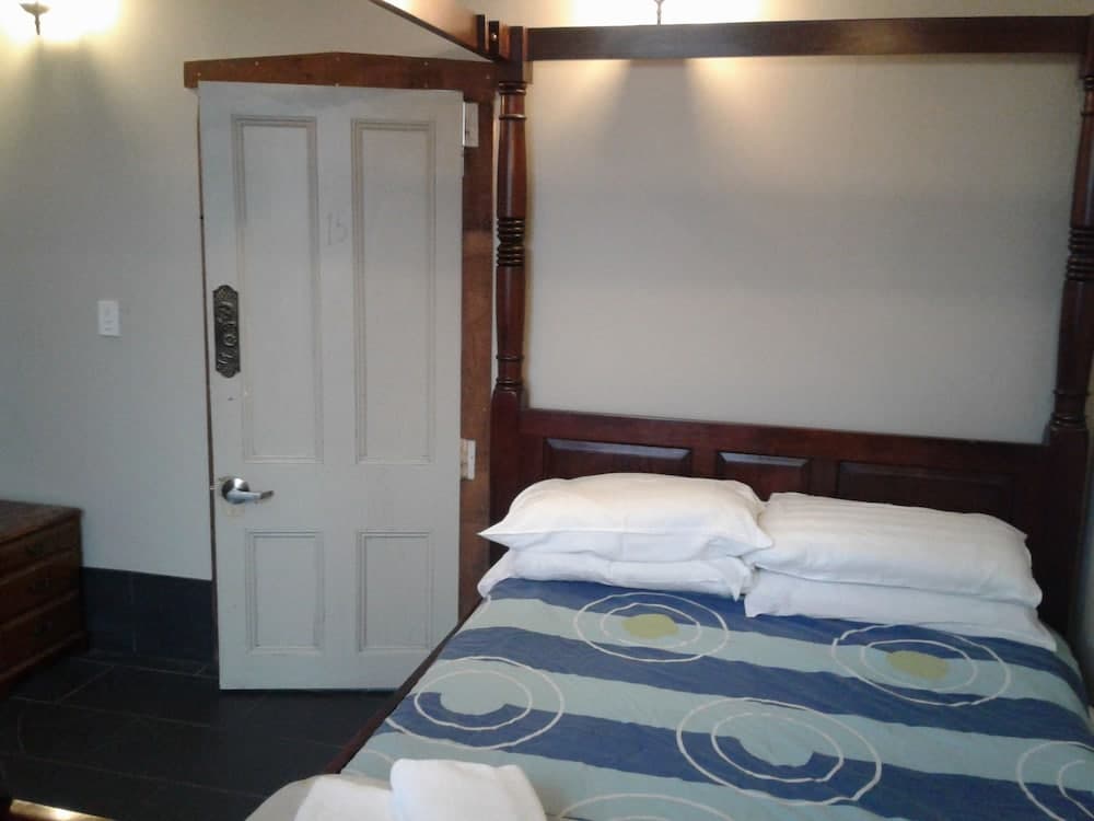 Shooters Saloon Bar Hotel & Cabins