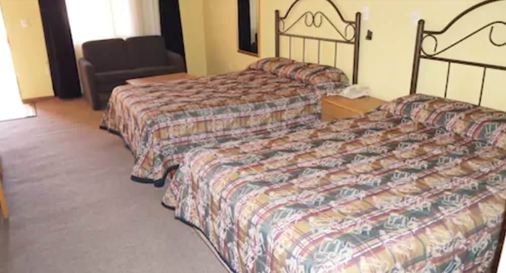 Hotel Maria Luisa Inn & Suites