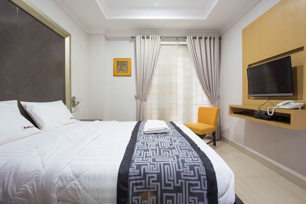 RedDoorz Plus near Pondok Indah Mall