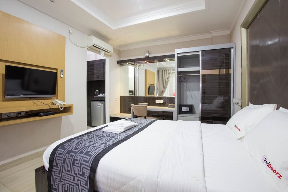 RedDoorz Plus near Pondok Indah Mall