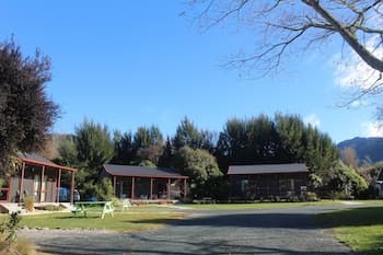 The Barn Cabins & Camping - Hostel